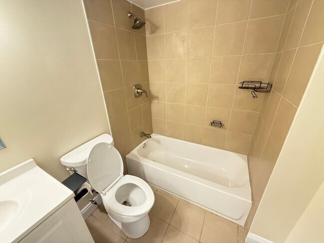 Building Photo - Chic & Comfortable 2BR/2BA Ground-Level Co...