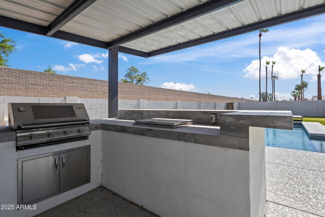 Building Photo - 2166 E Greenway Dr