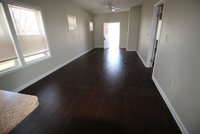 Building Photo - Spacious 2 Bedroom close to campus!