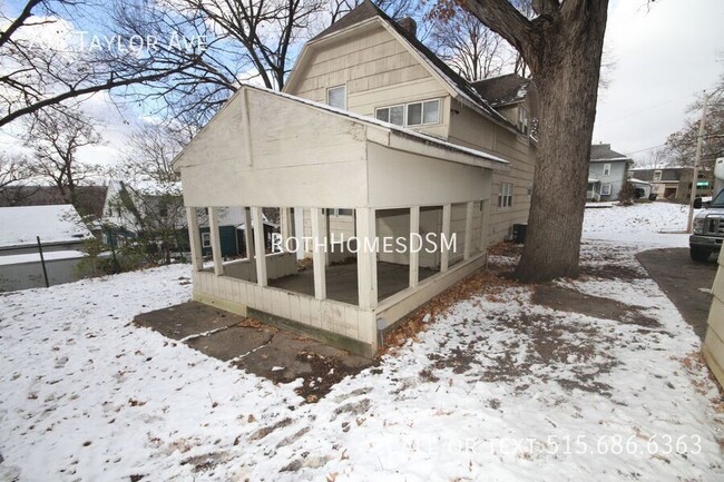 Building Photo - Large 4 Bedroom 1 Bath House with 2 Car Ga...