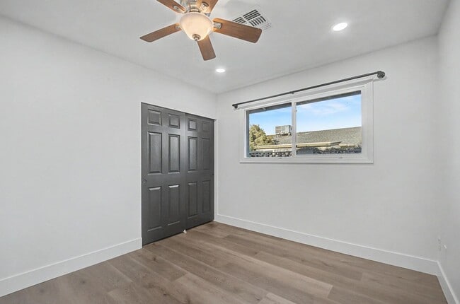 Building Photo - 6 Bed/ 3 Bath with Pool