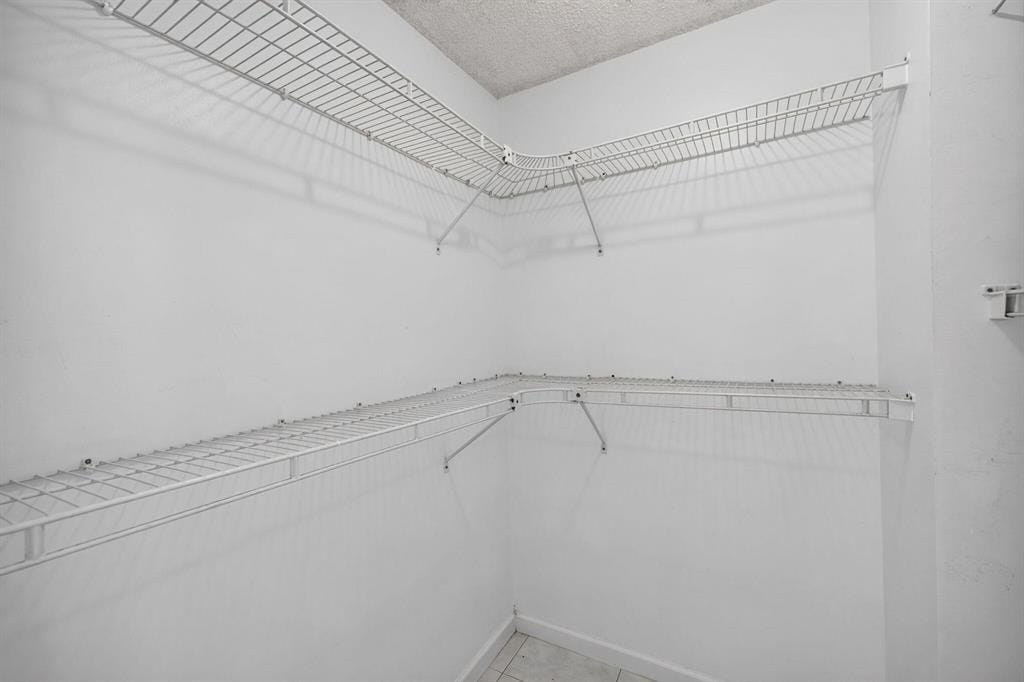 Building Photo - 660 Tennis Club Dr