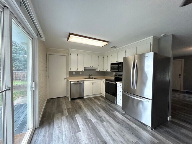 Building Photo - Charming 4 Bedroom Home with Fully Fenced Yard