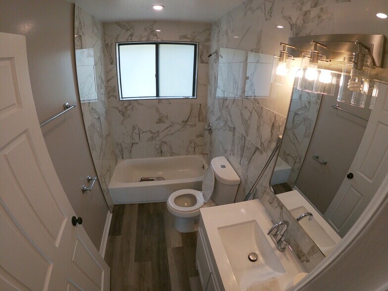 Full Bathroom - 17350 Pinnell St