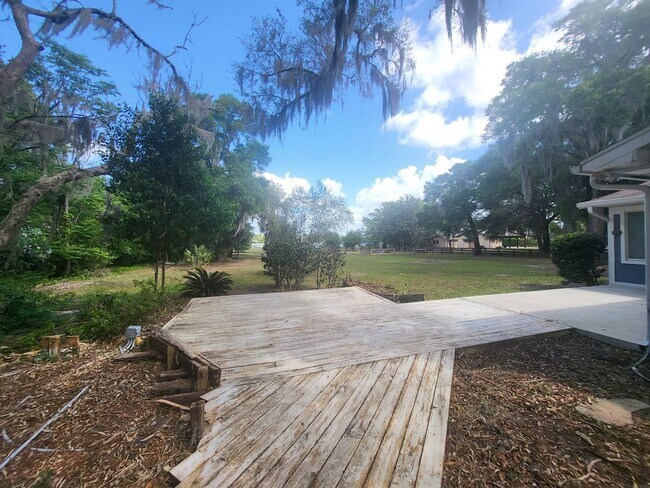 Building Photo - Little Lake Weir Waterfront FENCED 3BR/2BA on 6 Acres with Horse Barn, Private Boat Ramp & Dock