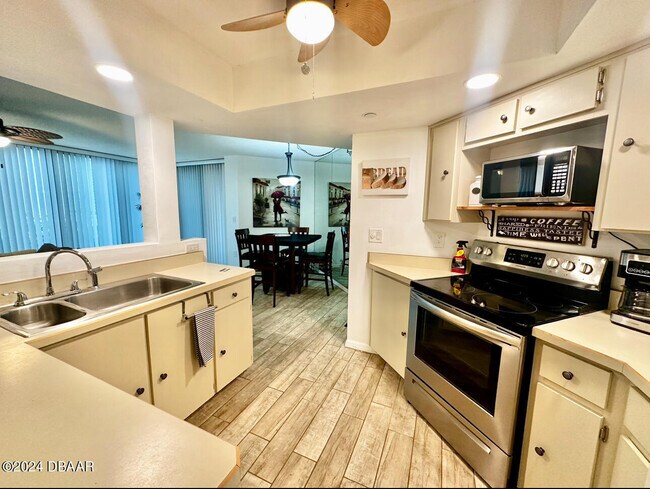 Building Photo - 1 Oceans W Blvd