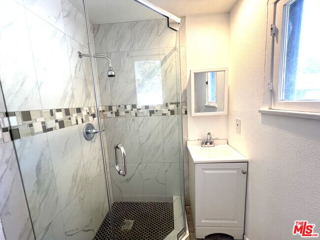 Building Photo - 1828 S Gramercy Pl
