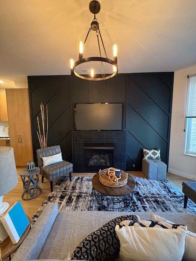 Building Photo - 1015 N California Ave