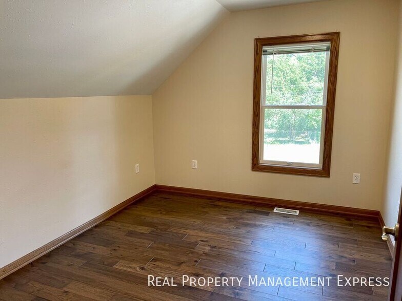 Building Photo - 3 Bedroom 1 Bathroom Home For Rent In Sioux Falls