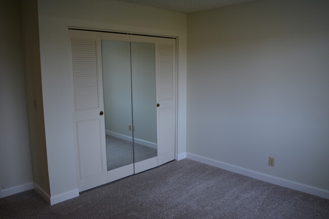 Building Photo - UPSTAIRS 2 BEDROOM UNIT IN A 4PLEX AT HAMILTON DOWNS