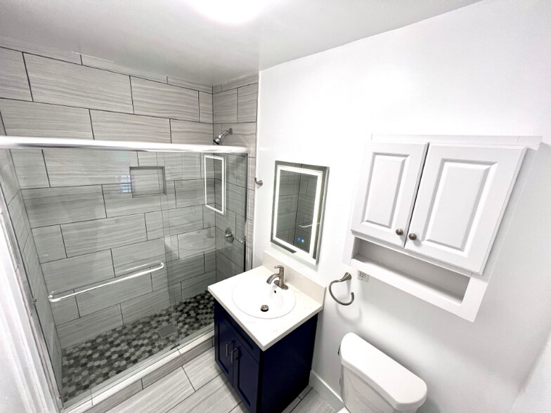 Building Photo - 855 W 43rd Pl