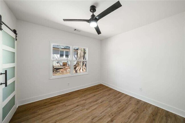 Building Photo - 936 Byron Dr SW
