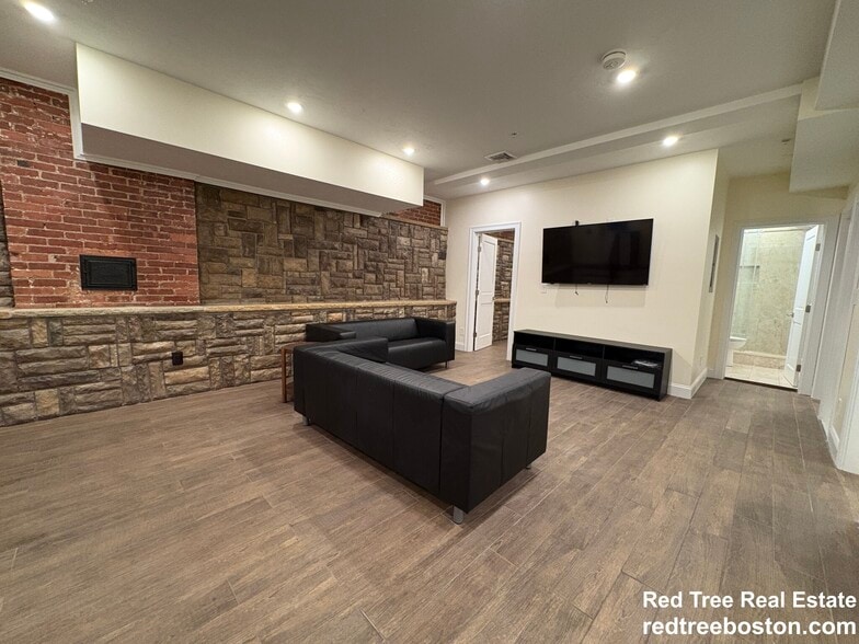 Building Photo - 1616 Beacon St