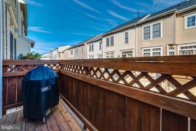 Building Photo - 947 Harrison Cir