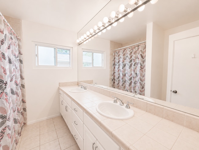 Building Photo - Large 5 Bed 3 Bath Home on East Falls - Popular Street Close to Campus!!!