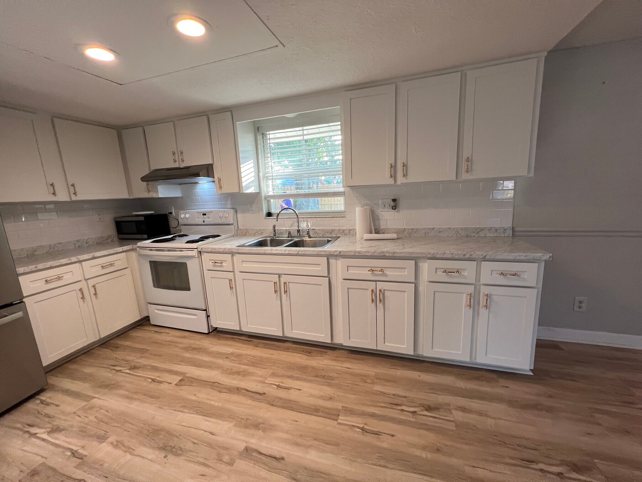 Building Photo - 8923 Tropical Palm Way