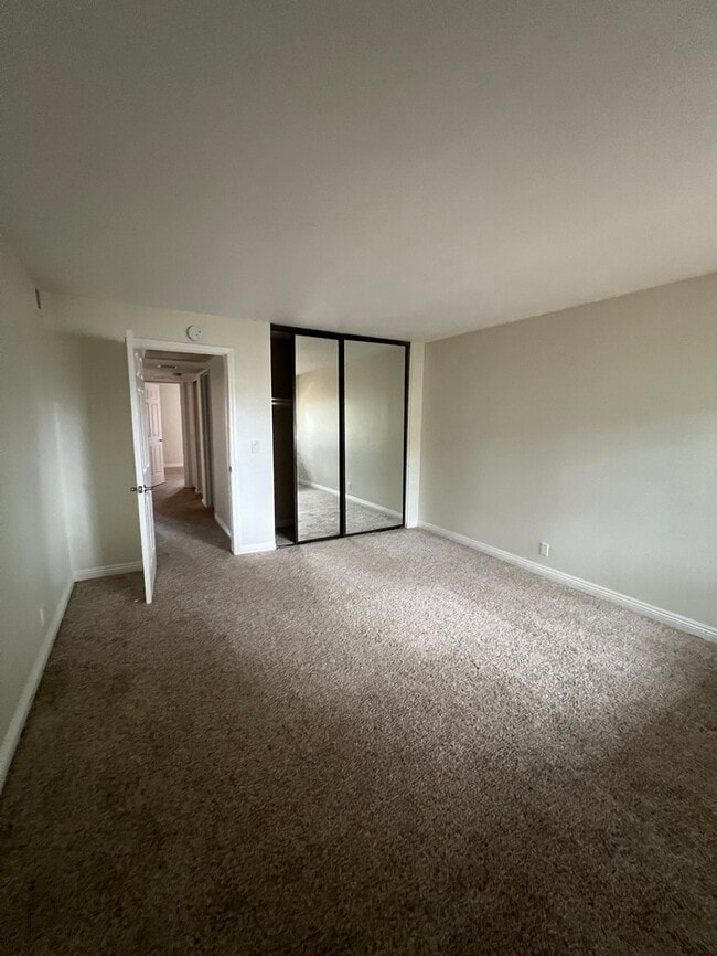 Building Photo - Beautiful Condo in a Private, Gated Commun...