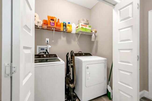 Building Photo - Solar Panel Home in East Navarre!