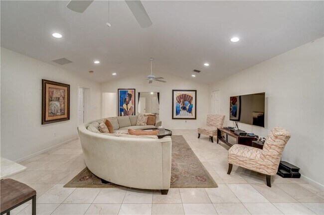 Building Photo - 1728 NE 16th Ave