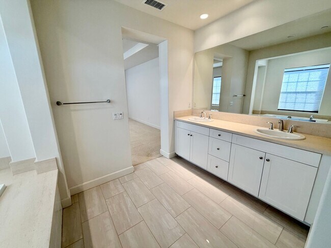 Building Photo - Gorgeous 4 bed 3 bath in the desired Portola Springs