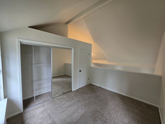 Building Photo - 2Bd/1.5Ba Kenmore Duplex