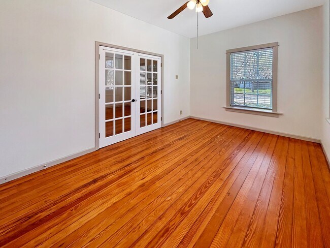 Building Photo - $0 DEPOSIT OPTION. CHARMING 3 BEDROOM WITH FENCED IN YARD AND DETACHED GARAGE IN DENVER'S BERKELE...