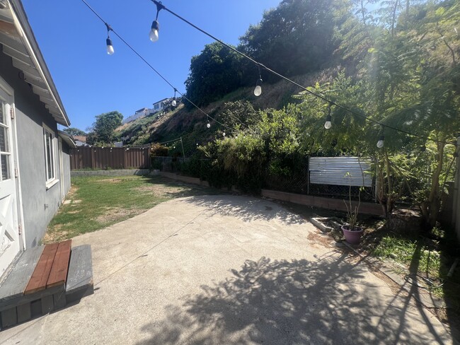 Building Photo - 1735 Parrot St