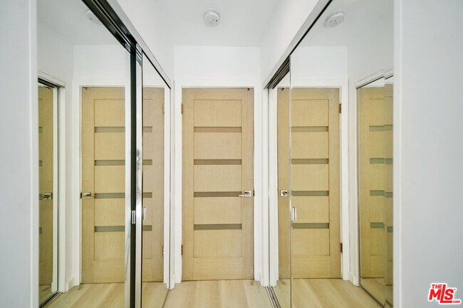 Building Photo - 252 S New Hampshire Ave