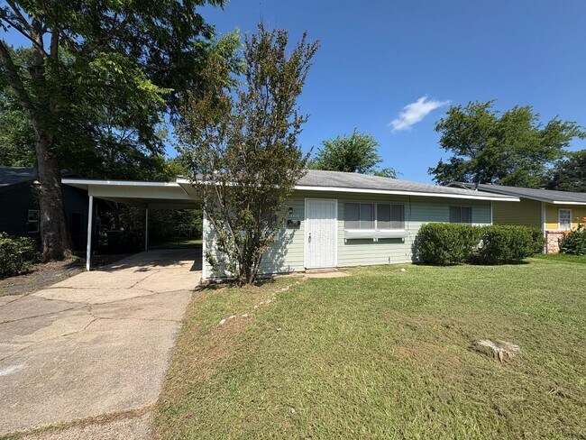 Building Photo - Great 3 bedroom/1 bath home includes gas range and refrigerator!