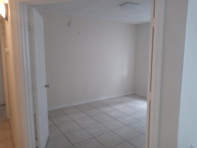 Building Photo - SPACIOUS 2BED/1DEN/2BATH