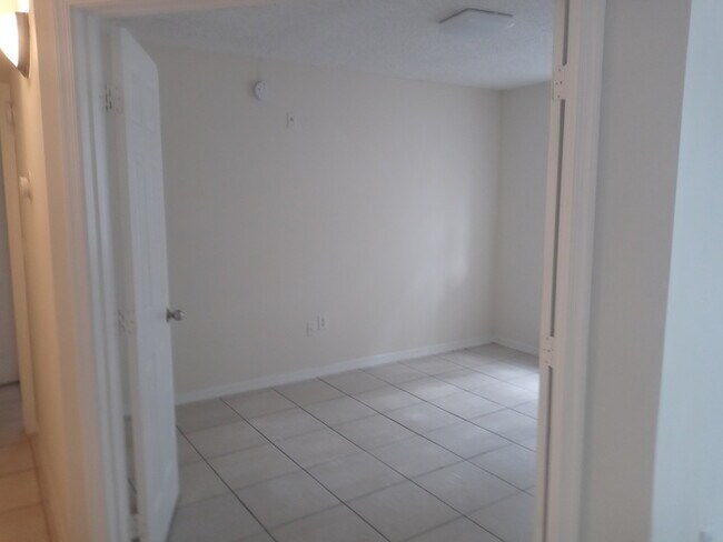 Building Photo - Spacious 3bedroom, 3bath condo unit