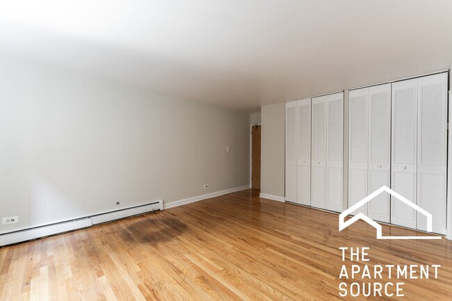 Building Photo - 5909 N Kenmore Ave