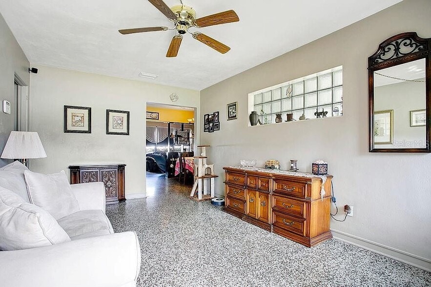 Building Photo - 1721 Montcalm St