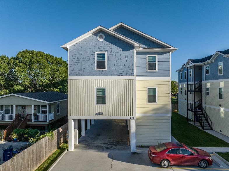 Building Photo - 144 W 5th St