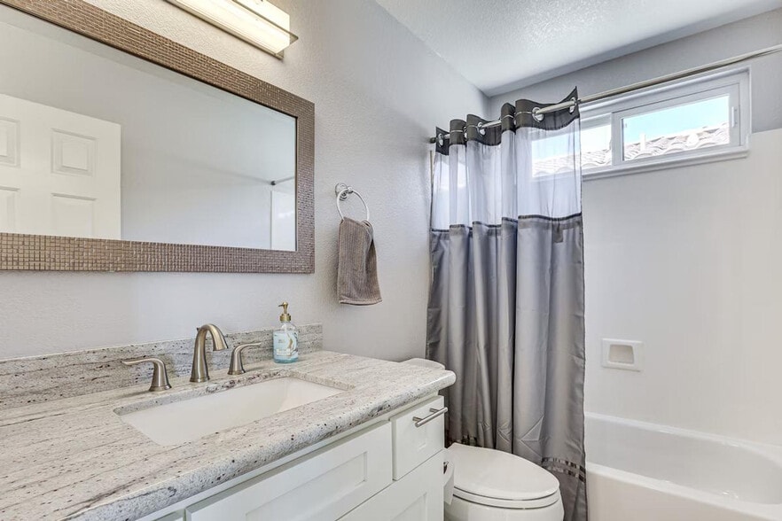 Building Photo - 3043 E Fremont Rd