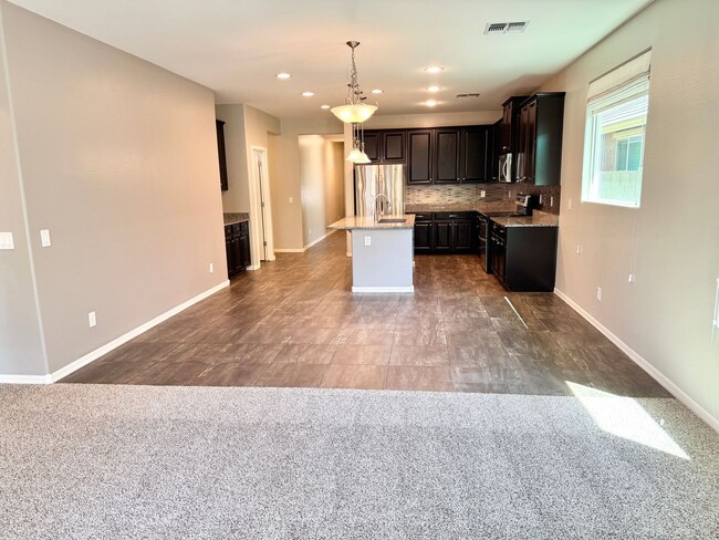 Building Photo - Beautiful 4 Bedroom Single Level Home Loca...