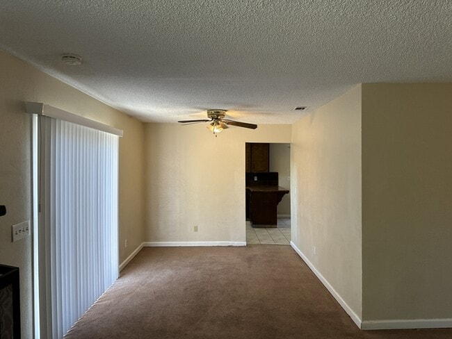 Building Photo - MANTECA 3 BEDROOM 2 BATH HOME