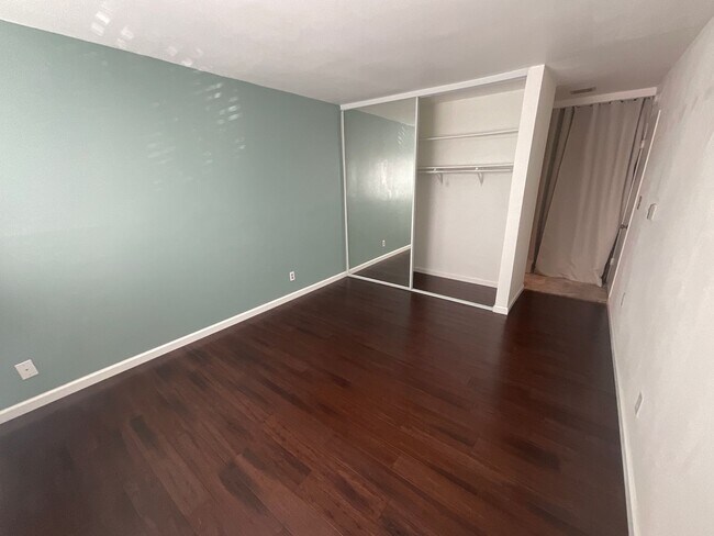 Building Photo - Condo - 2 Bedrooms / 2 Bath - Long Beach