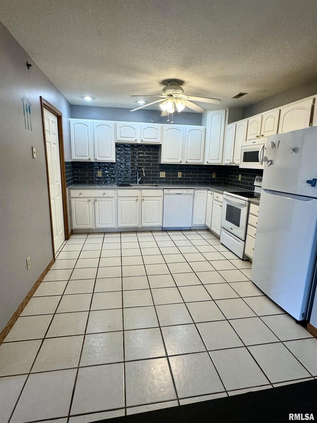 Building Photo - 3031 Holiday Ct
