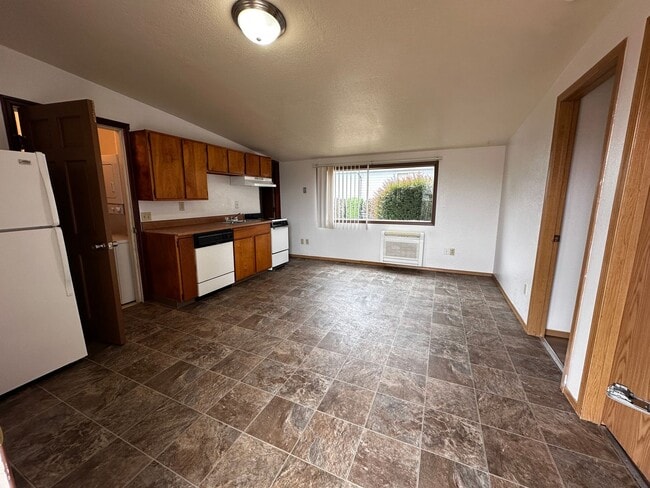 Primary Photo - 1033 Main St E