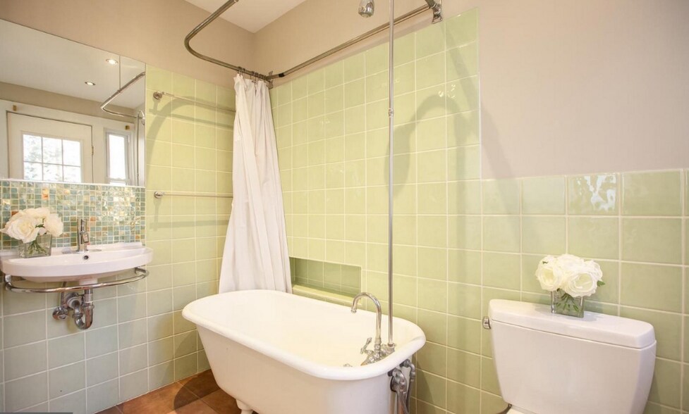Bath 2 - 101 W 39th St