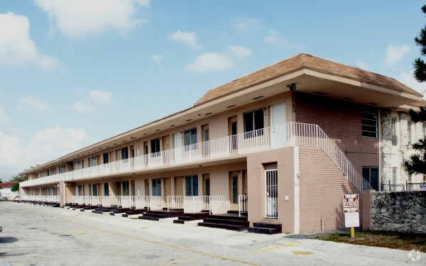 Building Photo - River Oaks Apartment