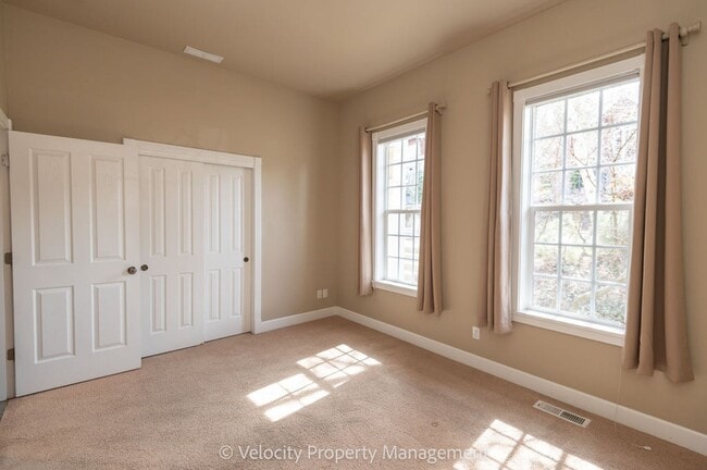 Building Photo - Awbrey Butte Home with Views!