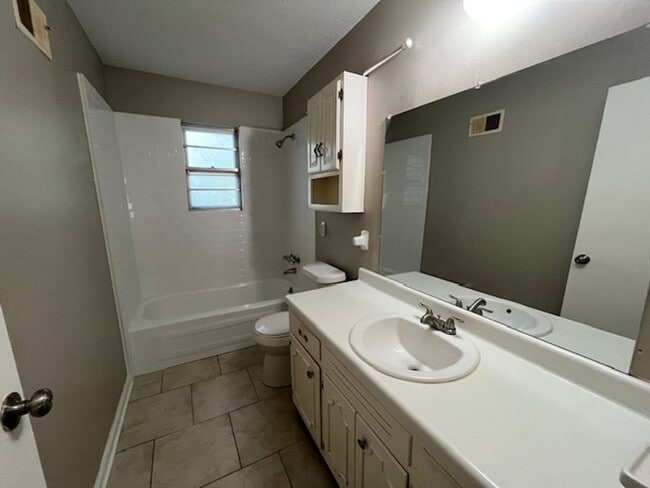 Building Photo - Renovated 3 Bedroom 1 Bath Home for Rent!