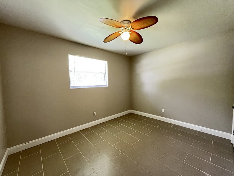 Building Photo - 1635 Brookview Dr S