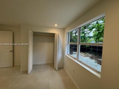 Building Photo - 911 Sharar Ave