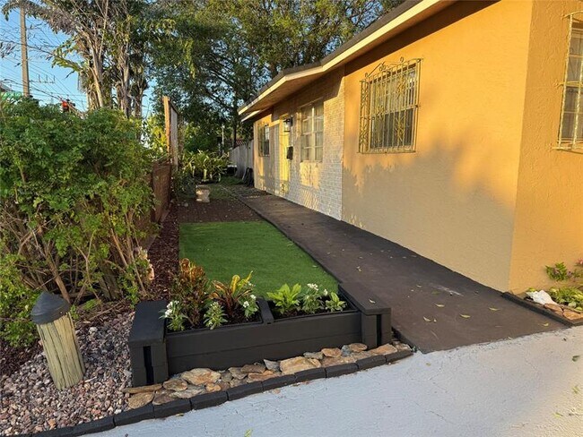 Building Photo - 602 NE 38th St