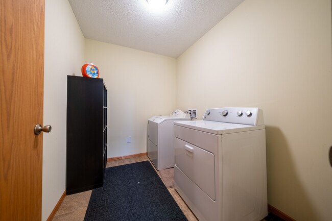 Building Photo - 407 Wood Way