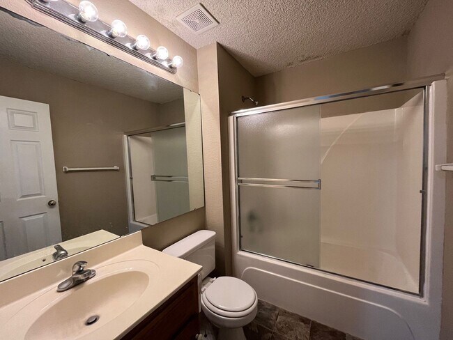 Building Photo - 2-Bedroom, 1.5 Bathroom Duplex with 1 Car ...