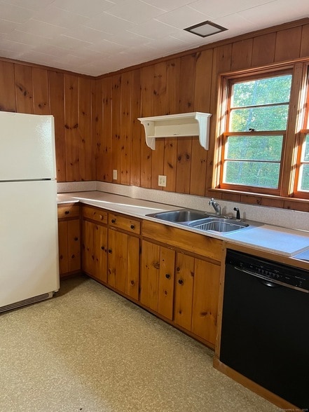 Building Photo - 103 Pequotsepos Rd